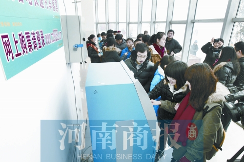 自動售票機(jī)安裝在高校內(nèi)，方便了學(xué)生購票返鄉(xiāng)