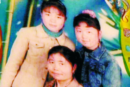 兩個(gè)女兒已長(zhǎng)大成人,妻子也已歸來(lái),這個(gè)分離12年的家庭,離幸福越來(lái)越近(翻拍)。