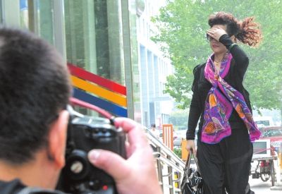 7月22日李某某輪奸案庭前會議，夢鴿擋臉小跑進法院。資料圖片京華時報記者蒲東峰攝