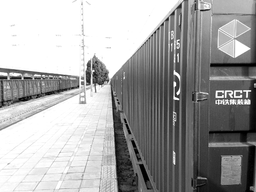 此次班列跟車工作人員@就著米飯吃面條發(fā)微博說：一路走來，每個(gè)?？空镜墓ぷ魅藛T都在夸我們的集裝箱。