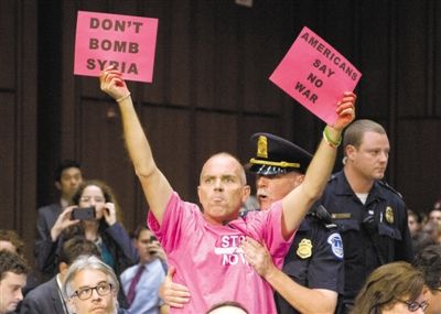 3日，美參議院外委會(huì)舉行敘利亞問題聽證會(huì)，民眾在現(xiàn)場(chǎng)示威，抗議美國(guó)軍事干預(yù)敘利亞。