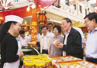 9月6日，王岐山在天津南市食品街調(diào)研，在月餅柜臺(tái)前，詢問中央關(guān)于中秋國慶嚴(yán)禁公款送禮的規(guī)定發(fā)布后的銷售情況。新華社記者 李學(xué)仁 攝