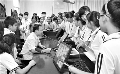 2013年5月30日，結(jié)合當(dāng)前國(guó)內(nèi)民眾普遍關(guān)注的“校長(zhǎng)開房”、“強(qiáng)奸猥褻”等事件，廣西上思縣人民法院邀請(qǐng)中小學(xué)生到法院觀摩案件的庭審，提高他們的守法、維權(quán)意識(shí)。圖/IC