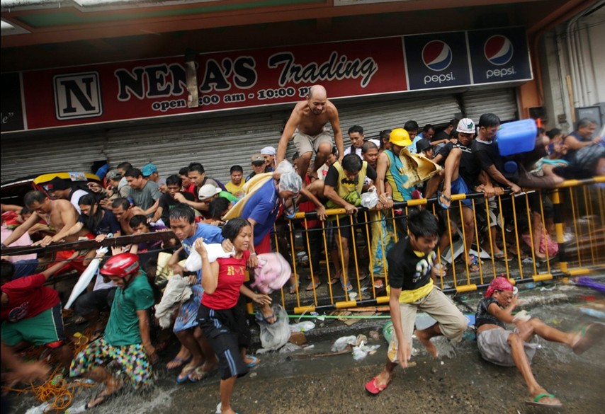 當?shù)貢r間11月10日，強臺風“海燕”襲擊菲律賓塔克洛班后，當?shù)鼐用裣唇偕痰?，哄搶物資。
