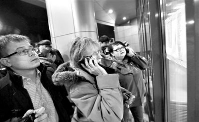 11月17日，俄羅斯喀山機(jī)場(chǎng)，一些人在查看航站樓上貼著的遇難者名單，他們可能是遇難者的親屬。