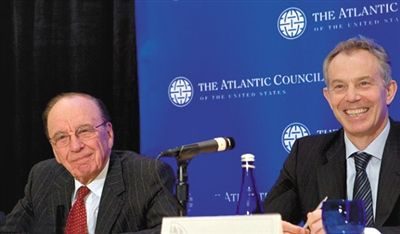 2008年，布萊爾與默多克在美國(guó)參加一國(guó)際會(huì)議。