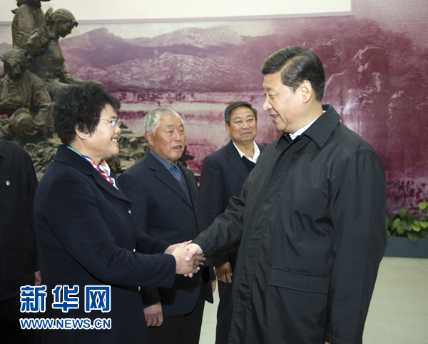 25日上午，習(xí)近平在臨沂華東革命烈士陵園參觀沂蒙精神展并會見當(dāng)?shù)叵冗M(jìn)模范和當(dāng)年支前模范后代代表。