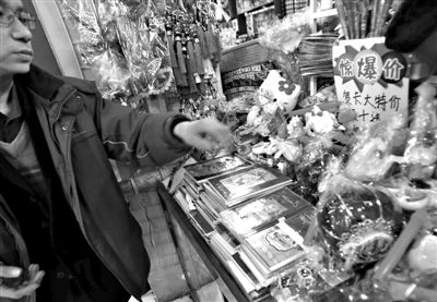 12月27日，世紀天鼎購物廣場的一位商戶表示，今年的賀卡明顯沒有前幾年好賣。新京報記者 王貴彬 攝