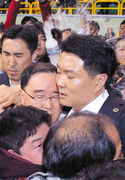 17日，鄭烘原（中）會(huì)見(jiàn)乘客家屬時(shí)，遭到家屬辱罵、潑水。