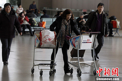  今日，為期40天的2013年全國(guó)春運(yùn)正式啟動(dòng)。據(jù)交通運(yùn)輸部預(yù)計(jì)，今年春運(yùn)期間全國(guó)道路的旅客運(yùn)輸量預(yù)計(jì)為31億人次，平均每天運(yùn)送旅客大概為7741萬(wàn)人次，與去年同期相比大概增長(zhǎng)9%。中新社發(fā) 湯彥俊 攝　