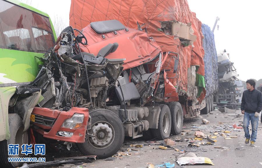 京港澳高速河南漯河段40余輛車相撞