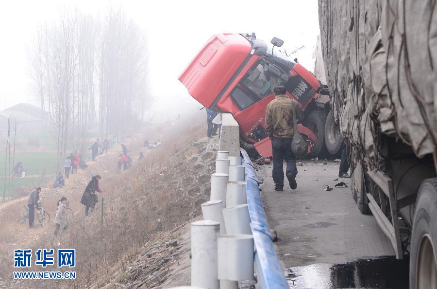 京港澳高速河南漯河段40余輛車相撞