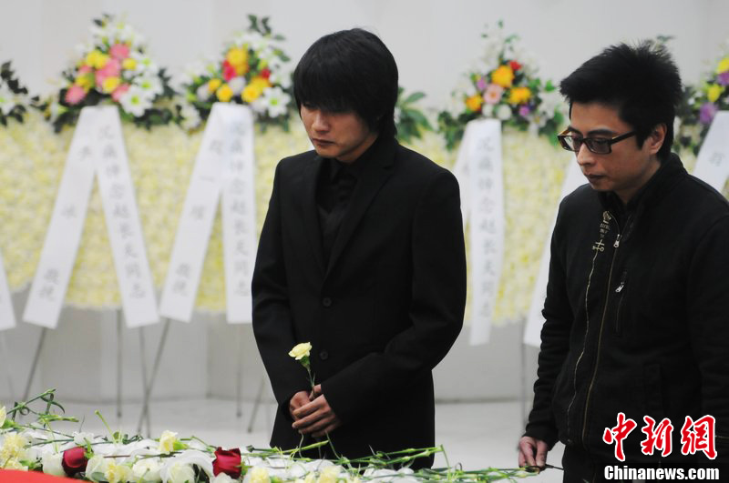 韓寒到場(chǎng)痛哭流淚。