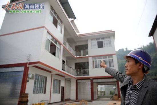 舒正山指著新房說(shuō)：“我將喬遷宴席的豬肉分給村民吃，竟被大家誤傳是災(zāi)后大魚大肉?！? width=