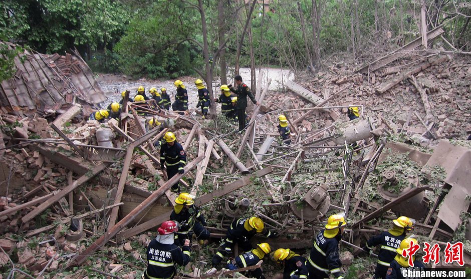 圖為南京消防隊員在現(xiàn)場搜救。中新社發(fā) 梅亮 攝