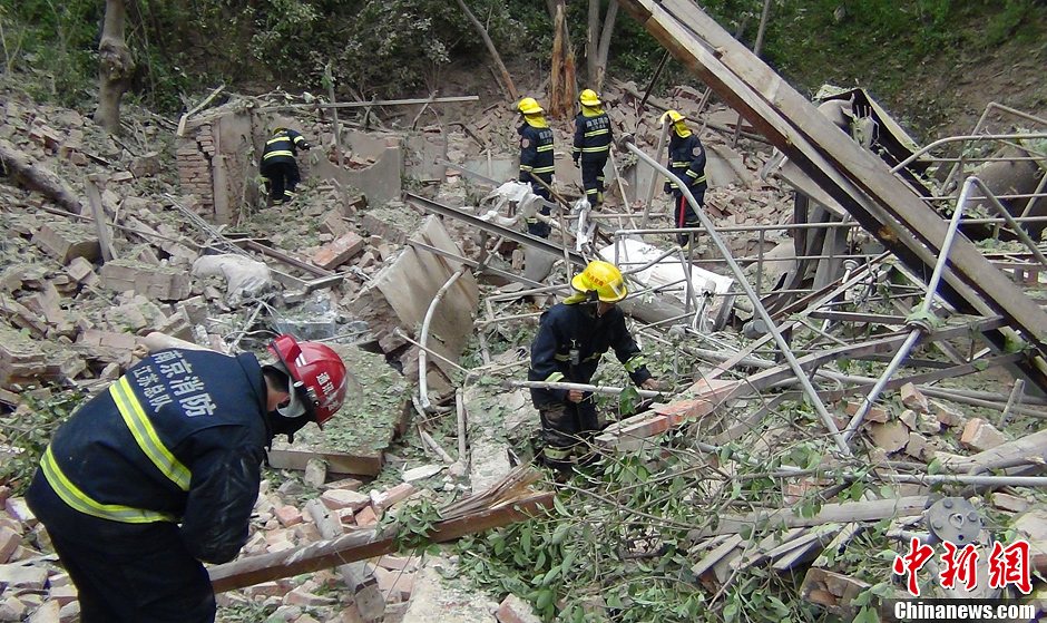 圖為南京消防隊員在現(xiàn)場搜救。中新社發(fā) 梅亮 攝