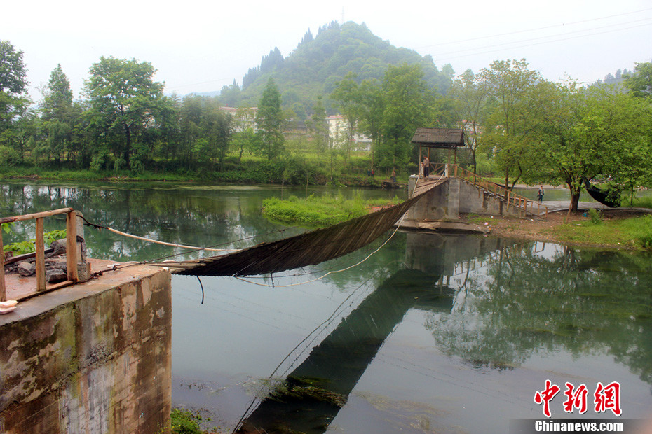 5月1日晚9點(diǎn)10分左右，湖南省鳳凰縣沱江鎮(zhèn)棉寨村距縣城3公里處桃花島篝火晚會(huì)散場(chǎng)時(shí)，游客經(jīng)過(guò)近水