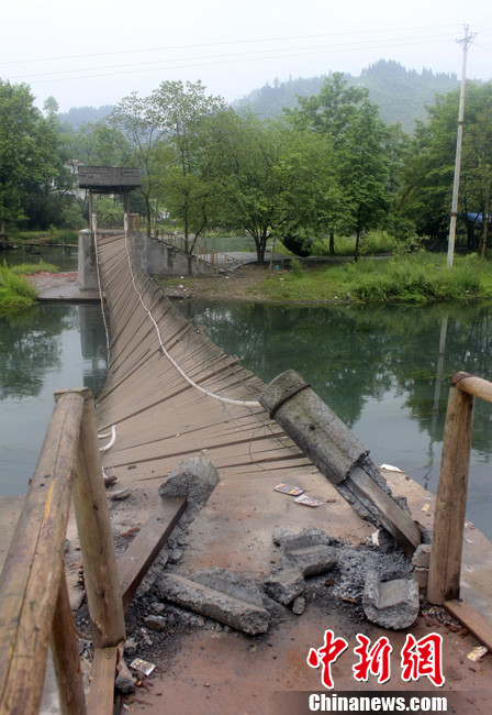 5月1日晚9點(diǎn)10分左右，湖南省鳳凰縣沱江鎮(zhèn)棉寨村距縣城3公里處桃花島篝火晚會(huì)散場(chǎng)時(shí)，游客經(jīng)過(guò)近水