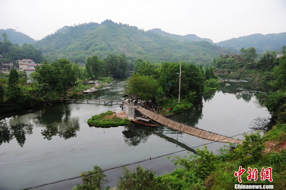 5月2日，鳳凰縣搜尋人員仍在沱江下游搜尋。