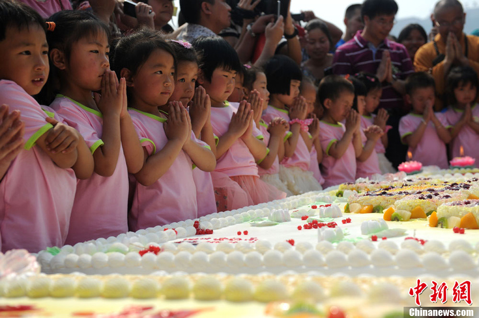 圖為孩子們在生日蛋糕前許下愿望。張浪 攝