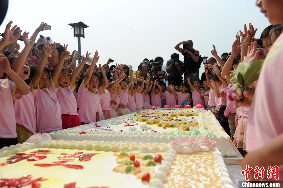 圖為孩子們準(zhǔn)備享用生日蛋糕。張浪 攝