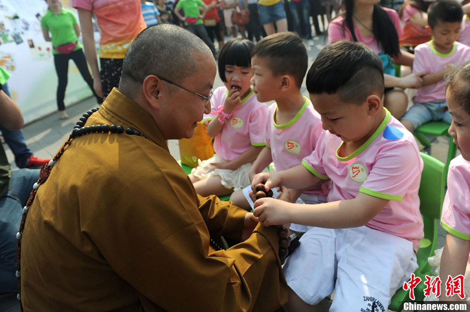 圖為羅漢寺素全法師與參加生日party的孩子。張浪 攝