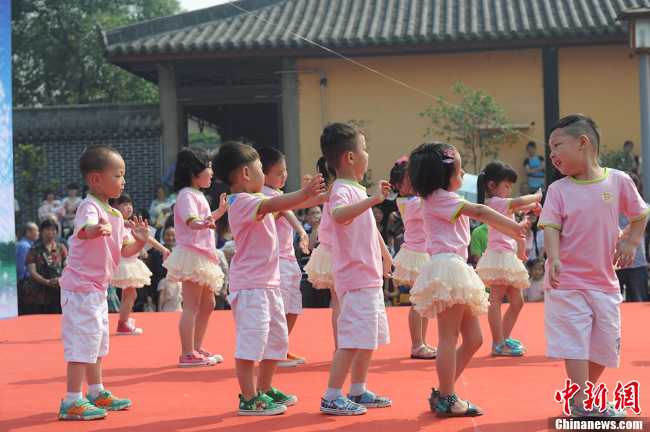 圖為孩子們在生日Party上表演節(jié)目。張浪 攝