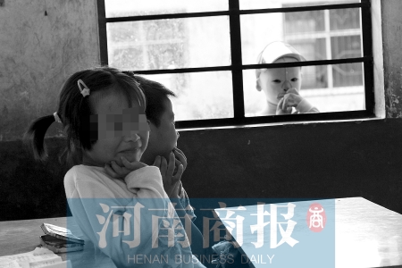 她不止一次說(shuō)想去上學(xué)，而更多的時(shí)候，她是站在教室外面，眼巴巴地看著里面的小朋友