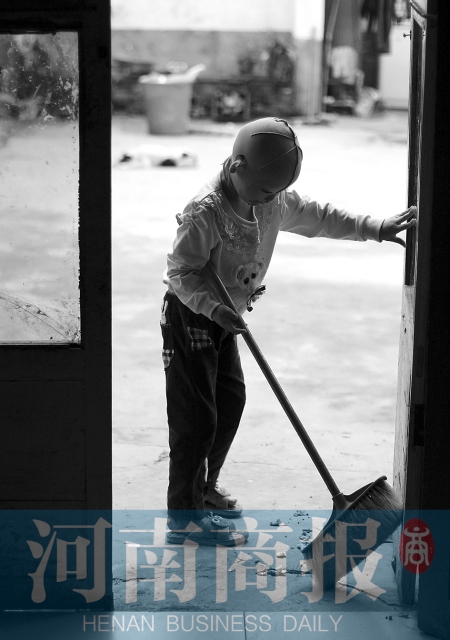 她很懂事，經(jīng)常幫助爸爸媽媽打掃衛(wèi)生