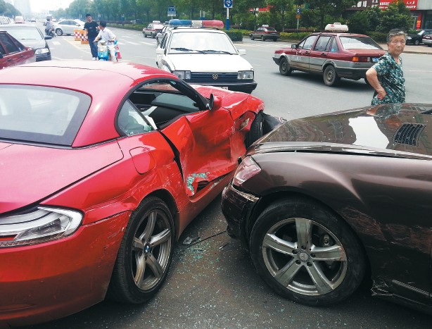 兩部價值百萬左右的豪車在碰撞中損傷嚴重。謝德勝 記者金學永/攝
