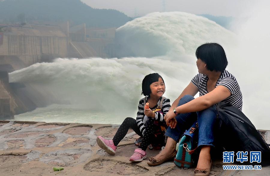 　6月22日，兩位游客在黃河小浪底景區(qū)內(nèi)歇息。