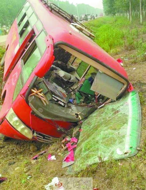 　扎進溝里的中巴車，擋風玻璃碎了一地。