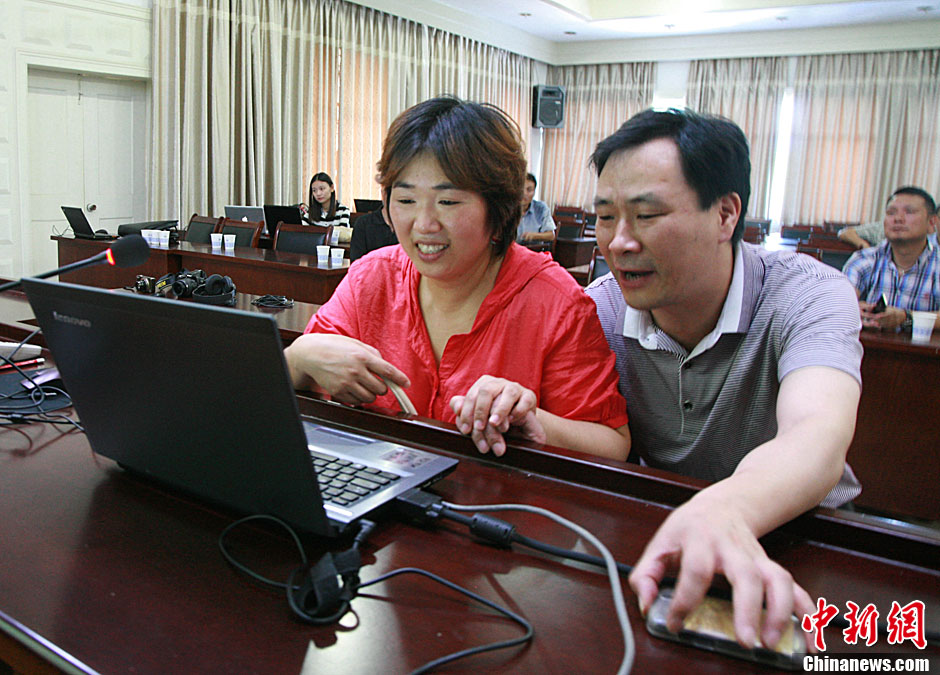 浙江江山韓亞空難親歷學生與國內家長進行視頻對話 中新社發(fā) 李晨韻/攝