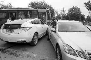 謳歌先撞奔馳后撞公交車(chē)