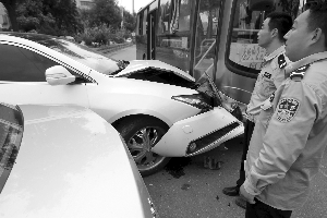 謳歌的車(chē)頭損傷嚴(yán)重