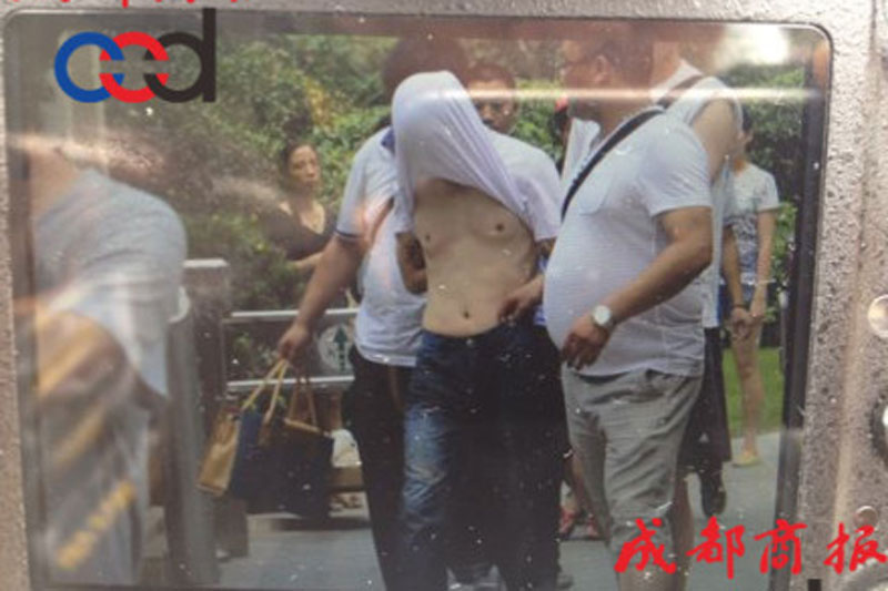 圖為事發(fā)現(xiàn)場，嫌疑人被警方控制。