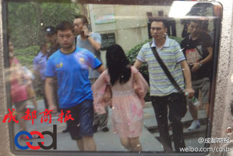 圖為事發(fā)現(xiàn)場，嫌疑人被警方控制。