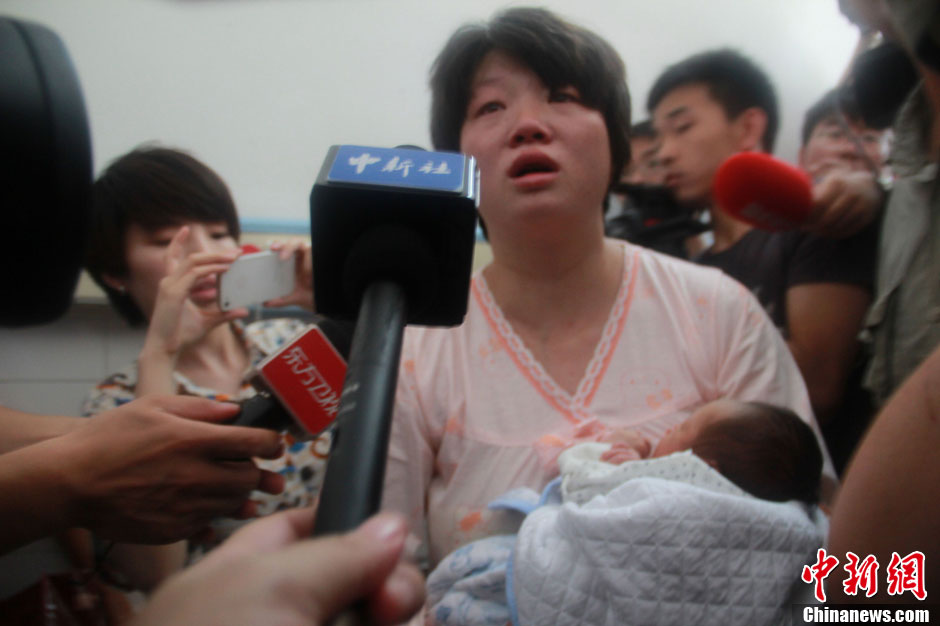 圖為獲救嬰兒母親接受中新社記者采訪。張一辰 攝