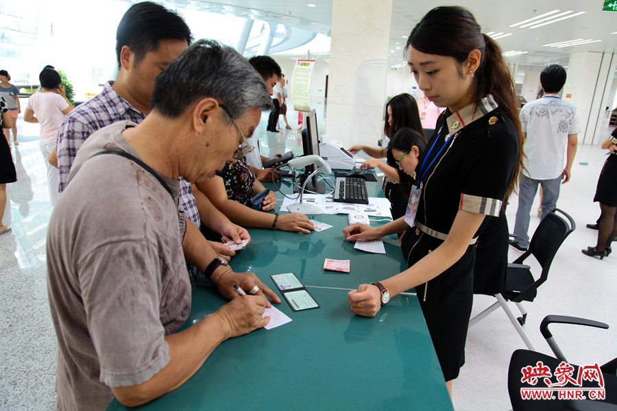辦理借書卡很便捷，只需要身份證和一百元押金就可以。