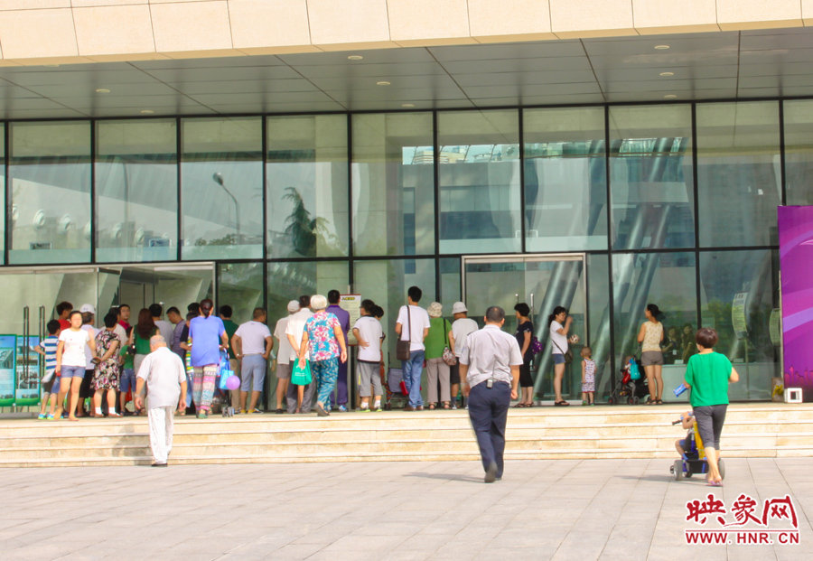 開館時間還沒到，門口已經有不少等待的讀者