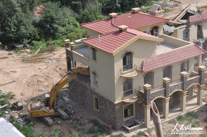 2013年8月18日，在黃河南岸鄭州市惠濟區(qū)花園口鎮(zhèn)申莊村，違規(guī)修建的別墅正在被拆除。張濤/東方IC