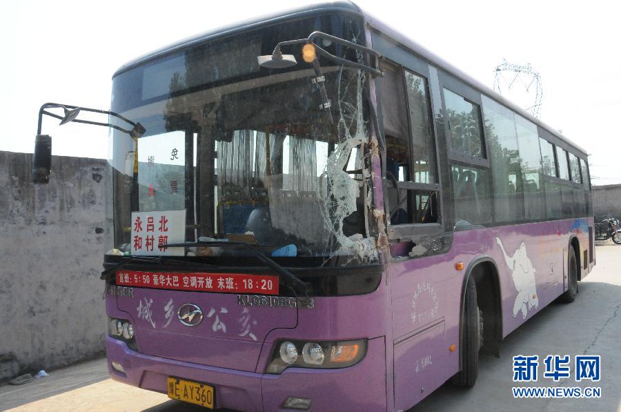 事發(fā)公交車左前方的擋風(fēng)玻璃破了一個(gè)大洞（8月20日攝）。