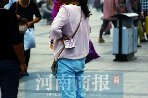 火車站廣場，一女子拿著寫有不同房型價位的卡片在拉客，不少市民抱怨，受過此類“騷擾”