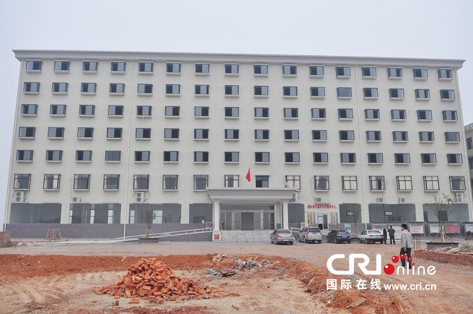 2013年10月21日，長沙云蓋村欠債千萬新建的豪華村部樓。