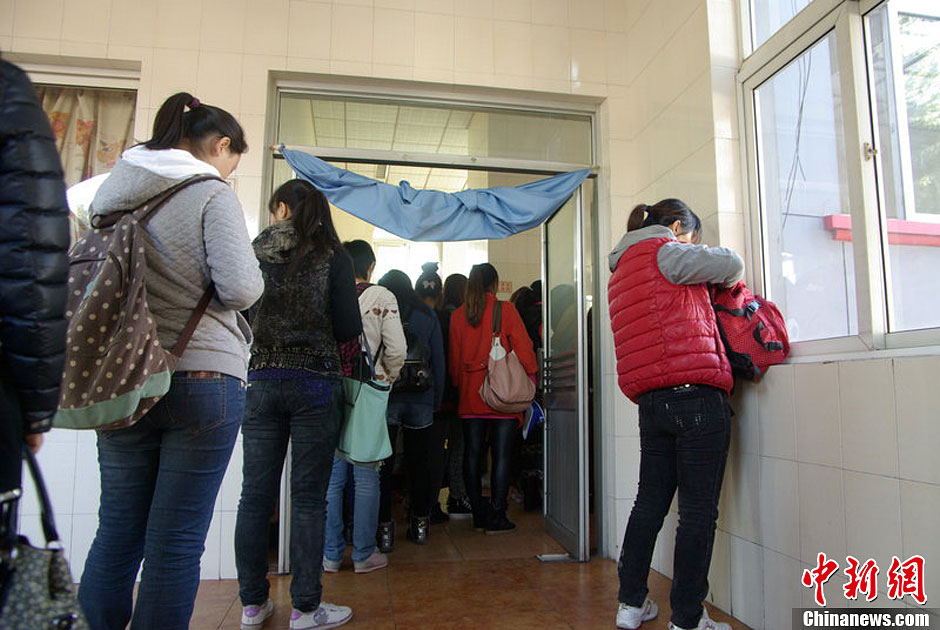 　10月26日上午10點多，北京香山路賞紅客摩肩接踵