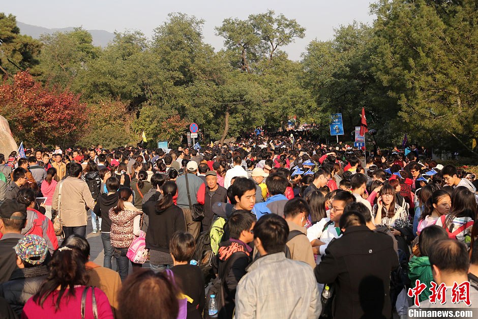 　10月26日，北京香山公園內(nèi)游客摩肩接踵。