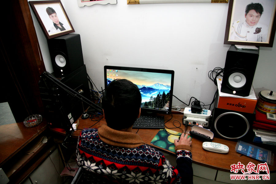 這張小小的工作臺(tái)就是海龍的一片小天地，他可以在這里練歌，也可在這里回味他的過去