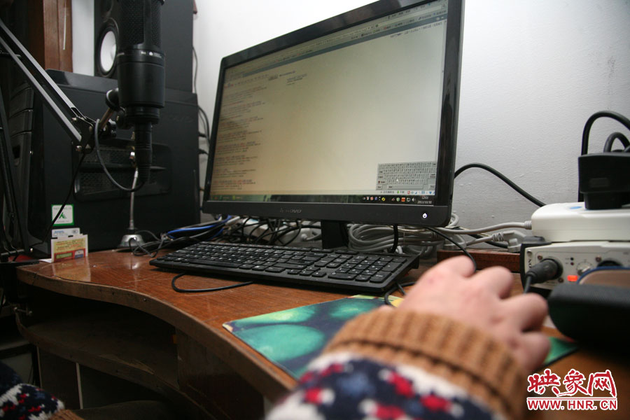 由于海龍只剩下兩根手指可以做動(dòng)作，聰明的他調(diào)出軟鍵盤來打字搜索