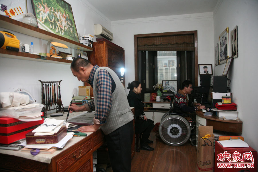 小小的書房里，爺孫三人在坐著各自的事情，姥爺在練書法，姥姥在旁專心的看著海龍，海龍?jiān)诒M情的歌唱