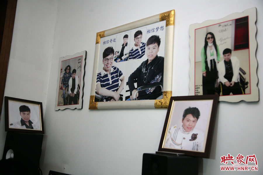 海龍的房間內(nèi)掛滿了這些年他走過的路程。